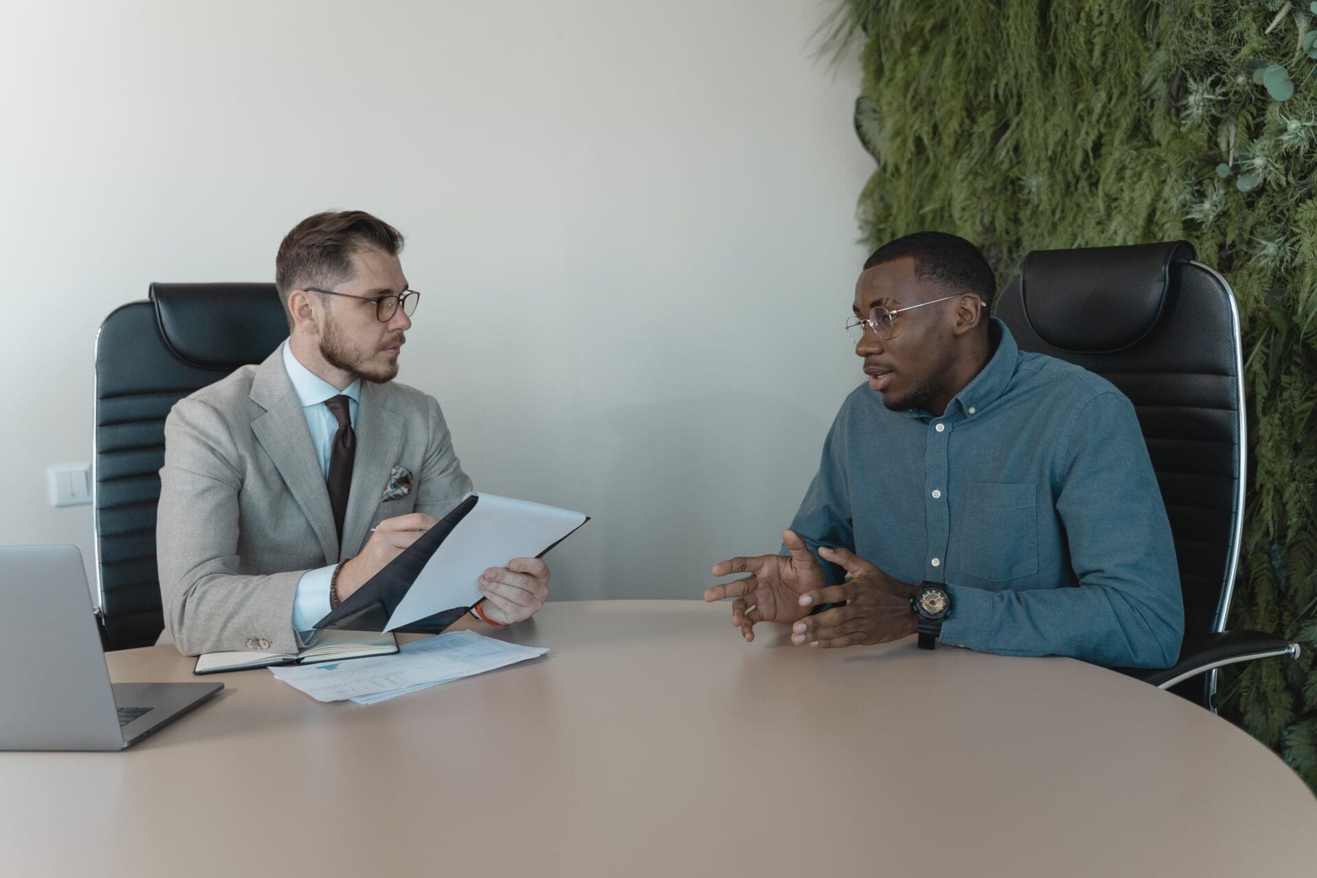 Keywords: businessmen, office.